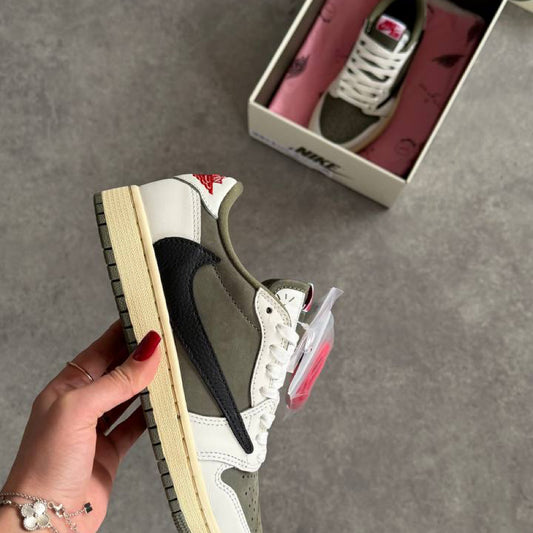 Air Jordan 1 Retro Low Travis Scott Medium