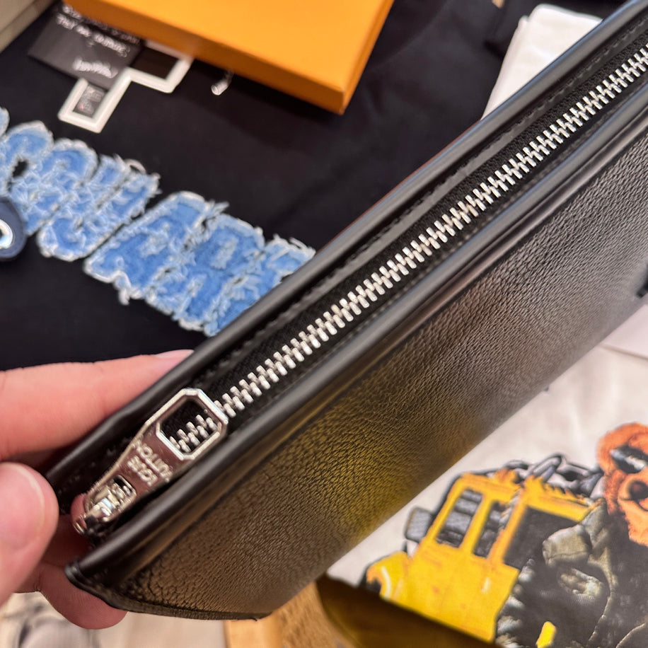 Louıs Vuıtton Clutch
