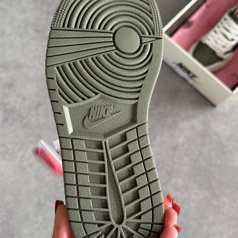 Air Jordan 1 Retro Low Travis Scott Medium