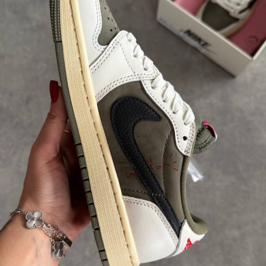 Air Jordan 1 Retro Low Travis Scott Medium