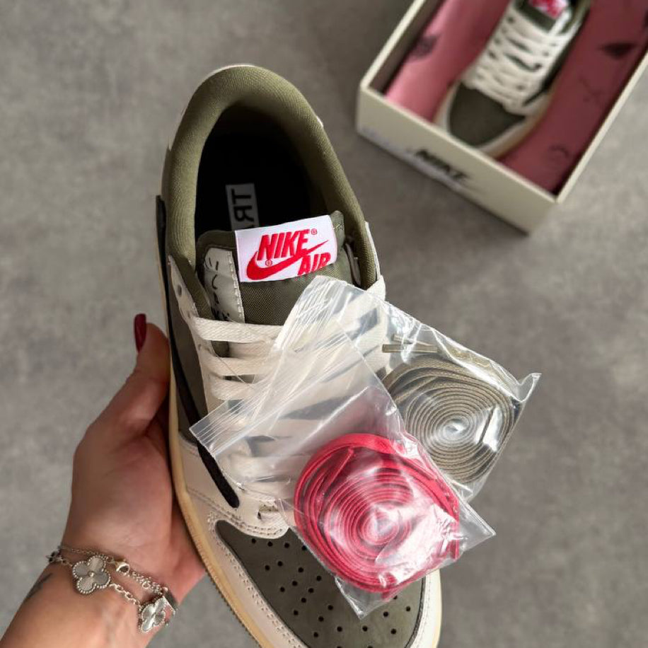 Air Jordan 1 Retro Low Travis Scott Medium